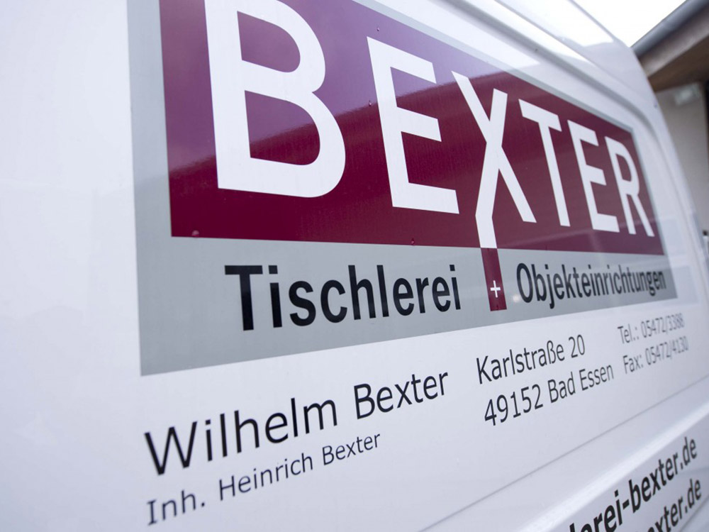 Firmenfahrzeug mit Bexter-Beschriftung | Tischlerei Bexter Nahaufnahme der Fahrzeugbeschriftung mit dem Schriftzug BEXTER Tischlerei