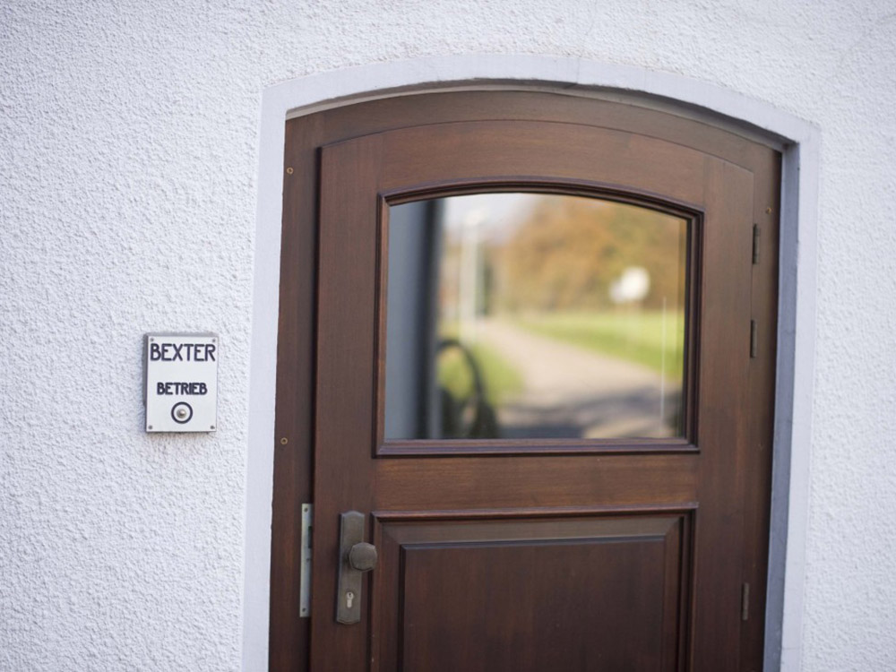 Eingang zur Tischlerei Bexter in Bad Essen Holztür am Eingang mit Klingelschild „Bexter Betrieb“ an der Hauswand